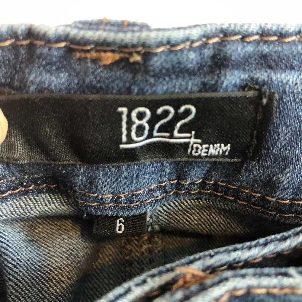 1822 Dark Wash Distressed capri Jeans size 6.  UB